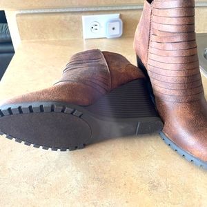 New Brown Ankle Boots. Size 8.5